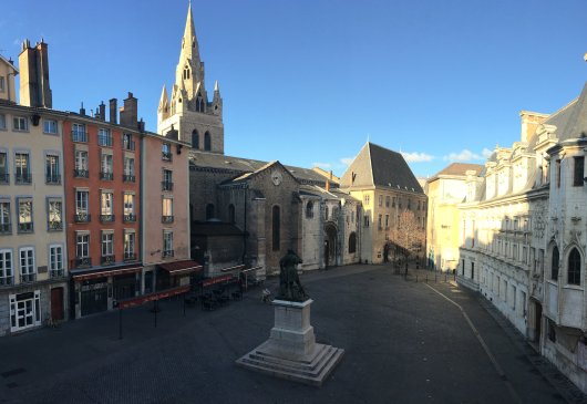 Maison posée sur les toits