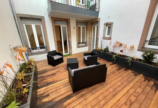 Apt refait à neuf avec grd terrasse